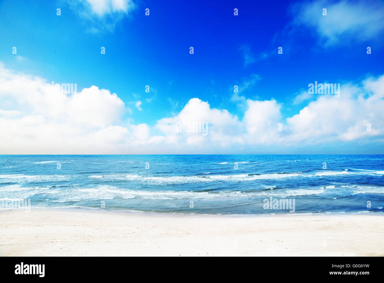 Chaleur de l'été sur la plage, sur la mer bleue, ciel ensoleillé Banque D'Images