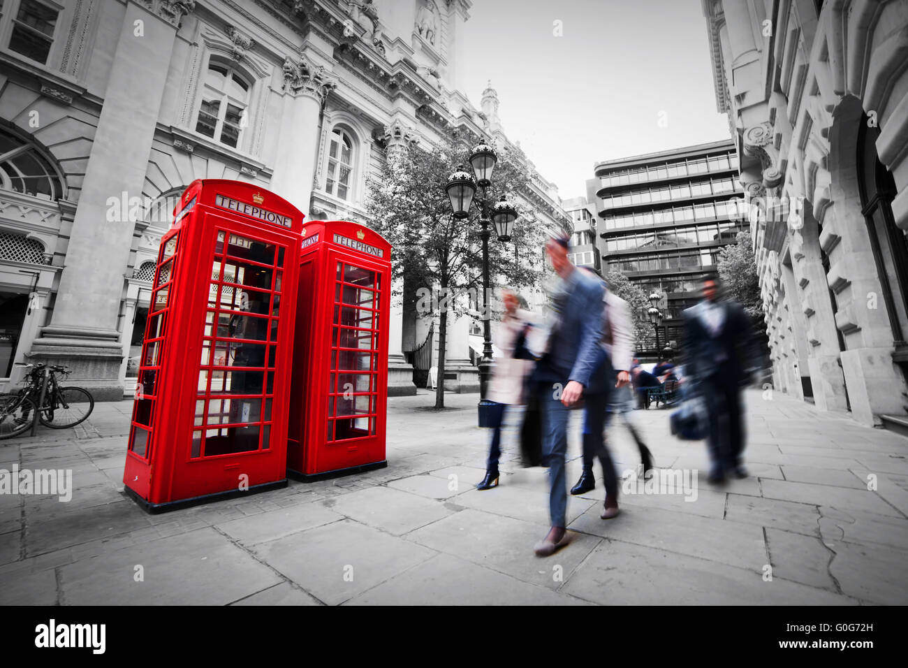La vie de l'entreprise concept à Londres, au Royaume-Uni. Cabine téléphonique rouge Banque D'Images