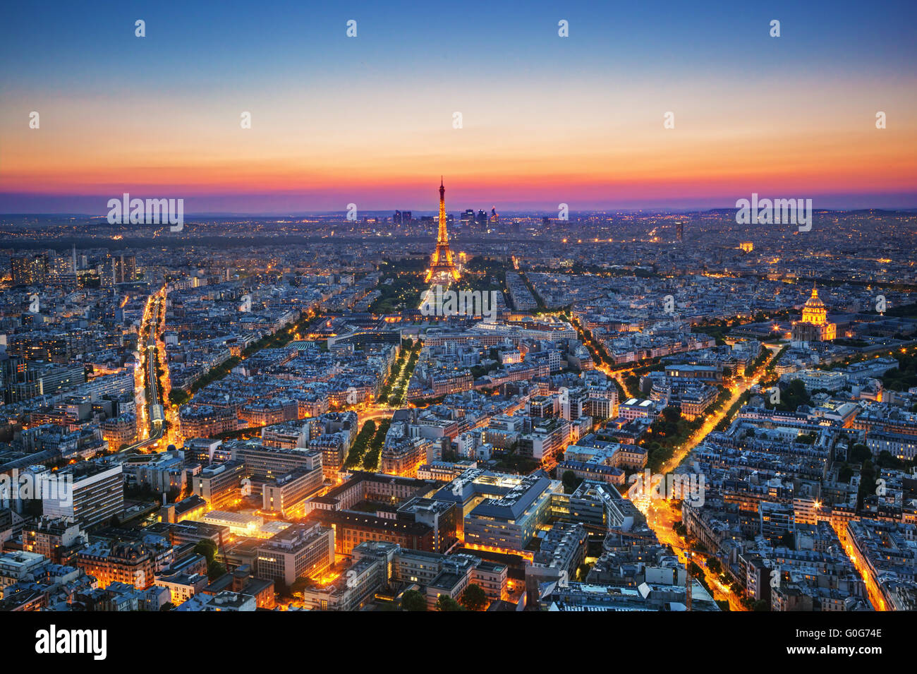 Paris, France au coucher du soleil. Vue aérienne sur landmarks Banque D'Images