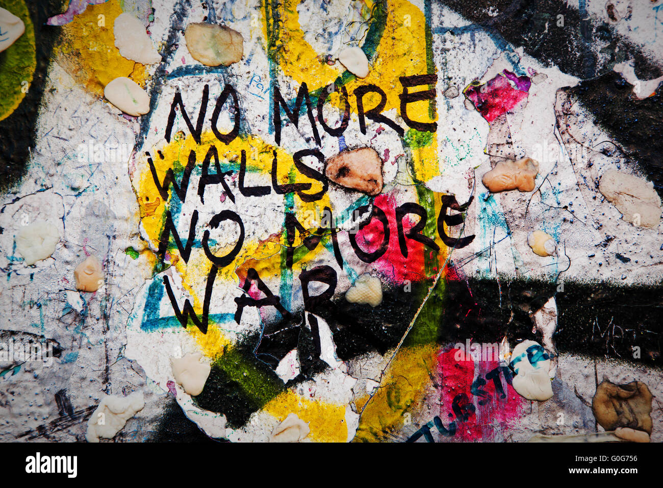 Une partie du mur de Berlin avec des gommes à mâcher et graffiti Banque D'Images