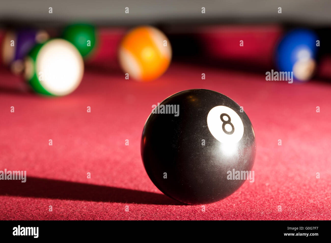 Piscine Billard/Snooker jeu. La boule noire 8. Table de tissu rouge Photo  Stock - Alamy