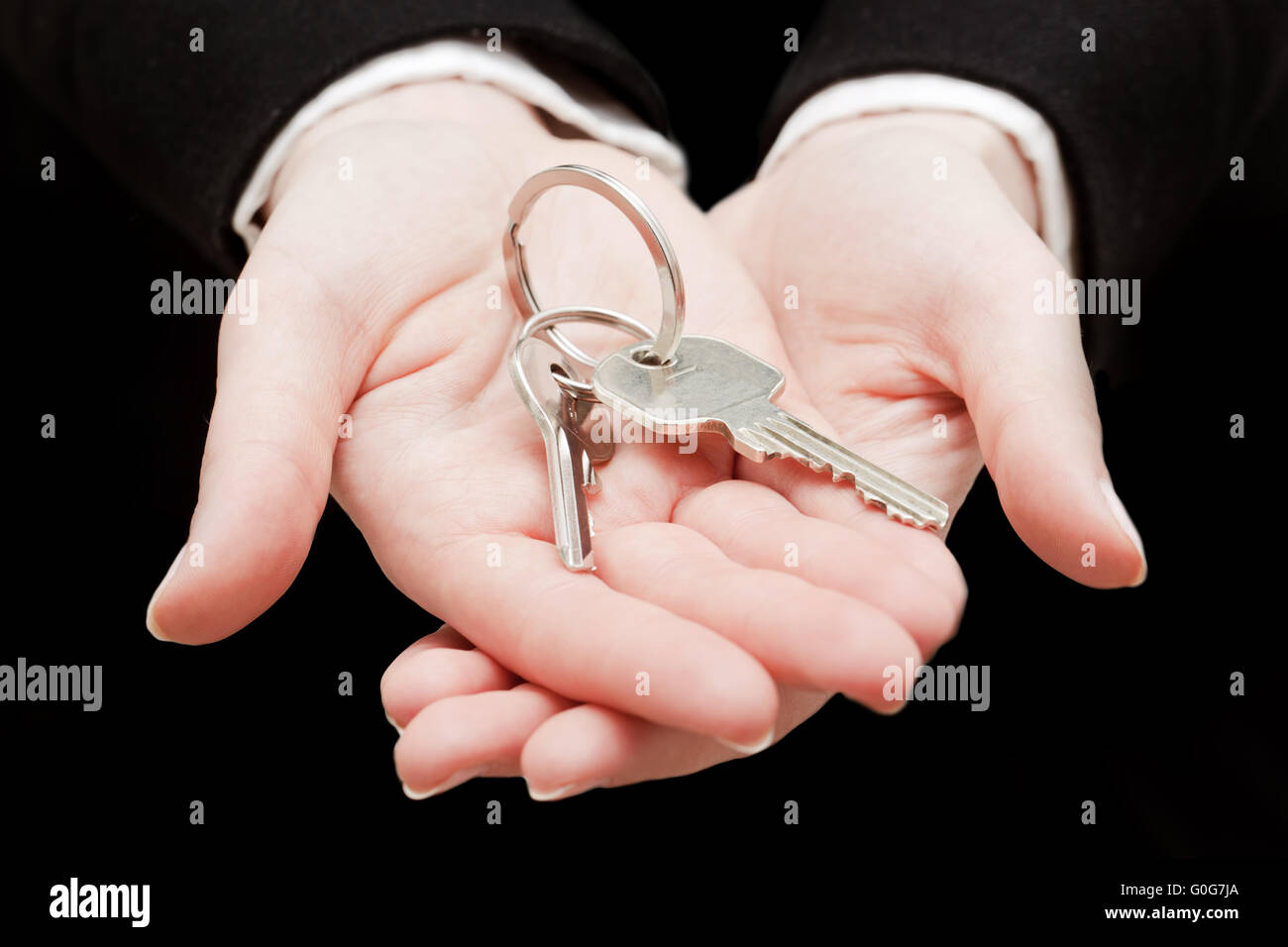 Un agent immobilier holding clés d'une nouvelle maison dans ses mains. L'industrie de l'immobilier Banque D'Images