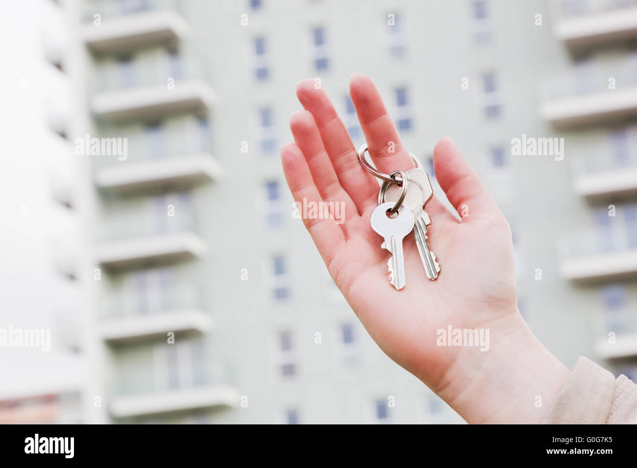 Un agent immobilier holding clés d'un nouvel appartement dans ses mains. L'industrie de l'immobilier Banque D'Images