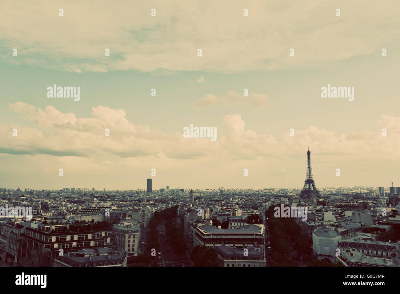 Vue sur le toit sur la Tour Eiffel de l'Arc de Triomphe. Journée ensoleillée Banque D'Images