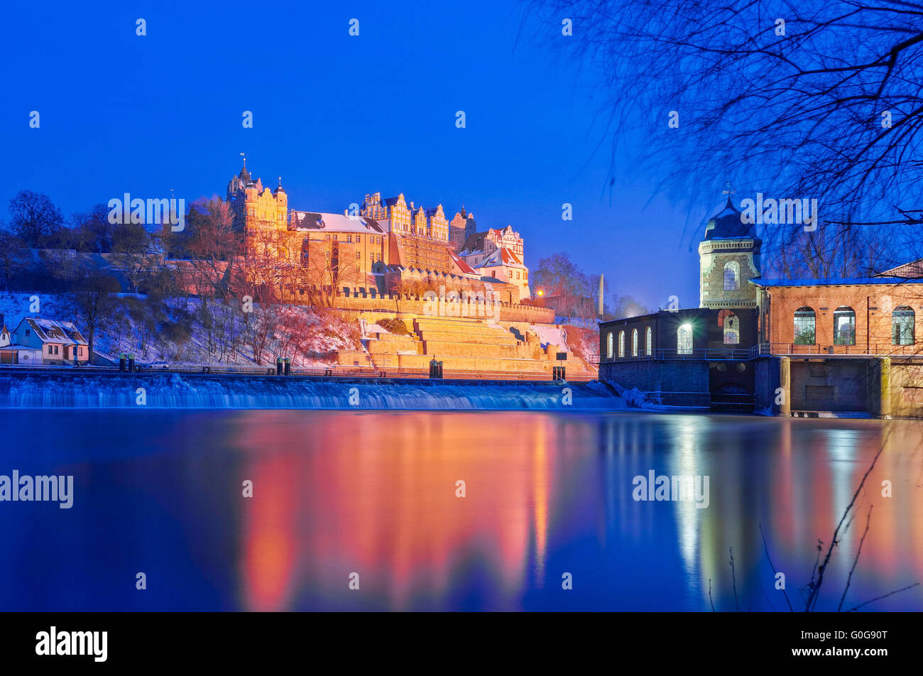 Bernburg Château avec l'usine de l'eau sur la rivière Saale Banque D'Images