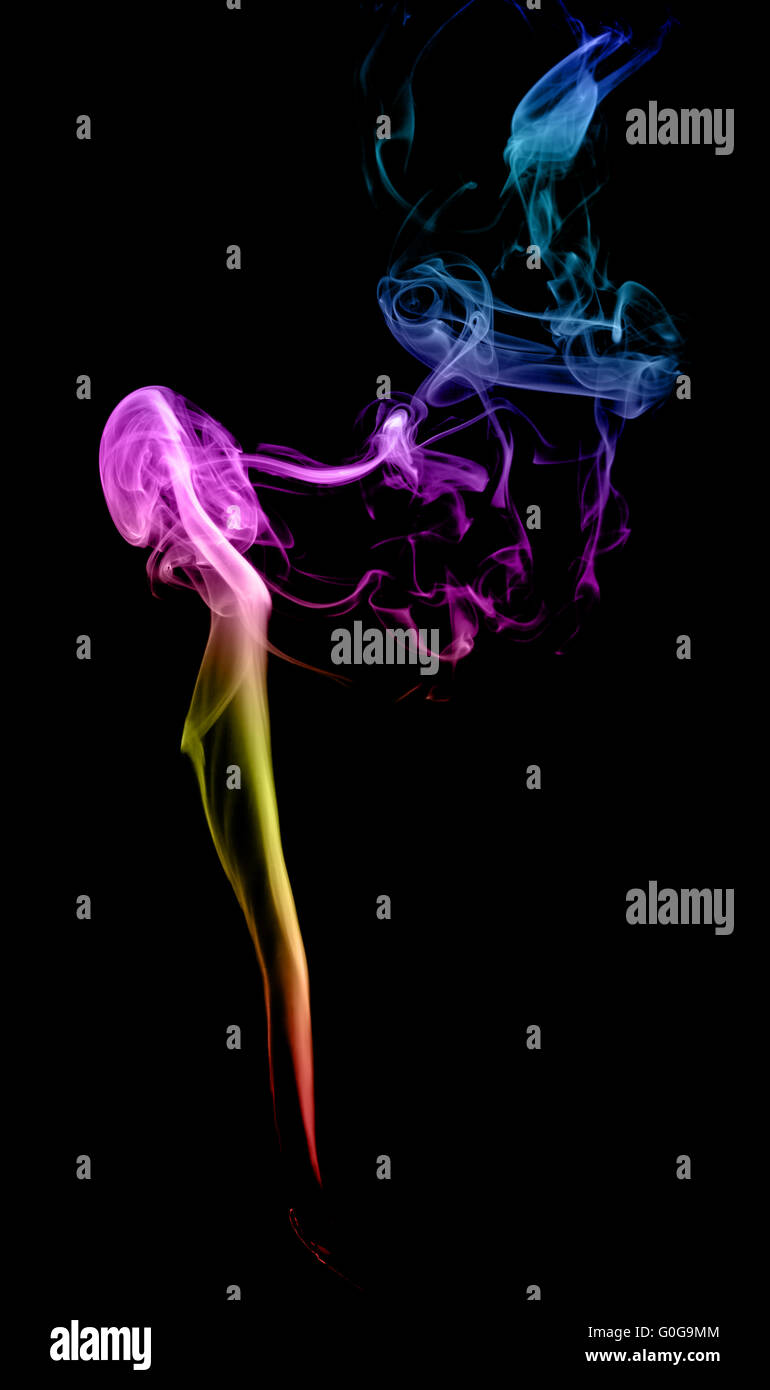Résumé La fumée multicolore sur fond sombre Banque D'Images