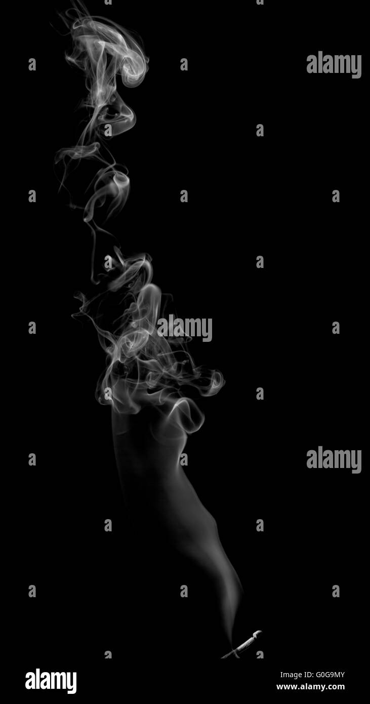 Une légère fumée abstrait sur fond sombre Banque D'Images