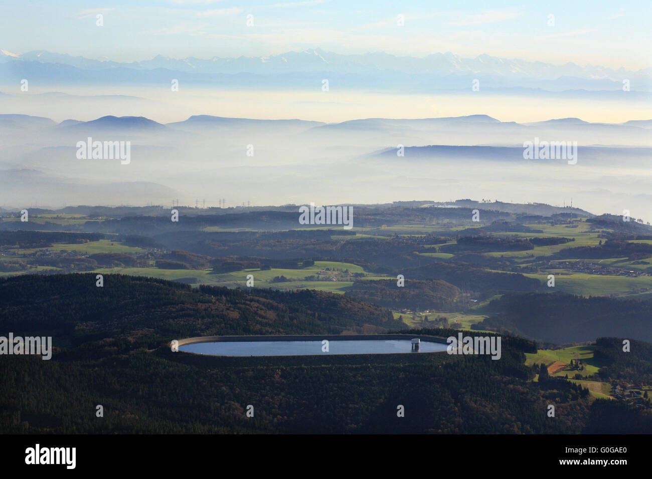 Réservoir haute Hornbergbecken dans la Forêt-Noire avec vue sur les alpes Banque D'Images