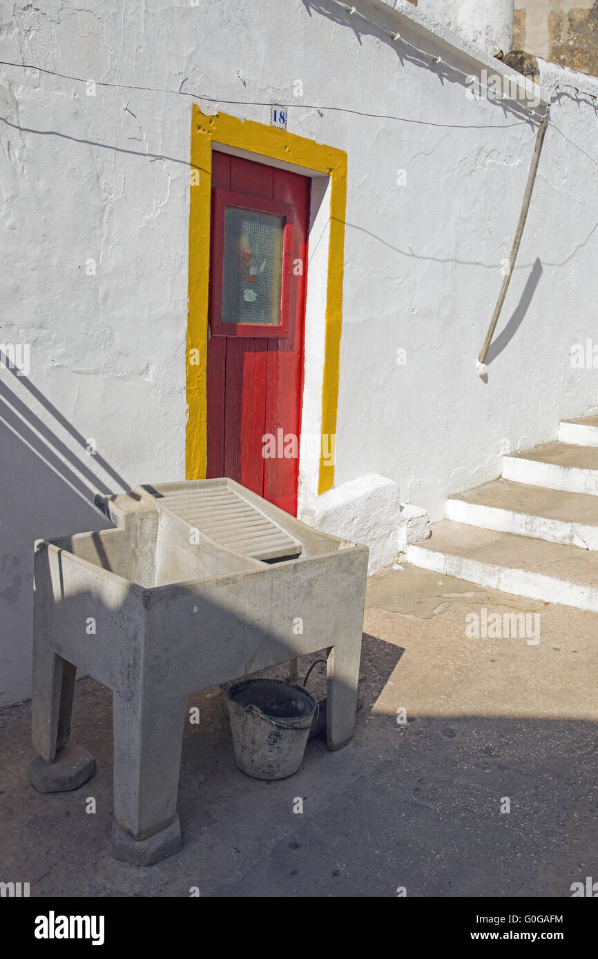 Ancien lavabo dans une vieille ville de l'Algarve, Portugal, Europe Banque D'Images