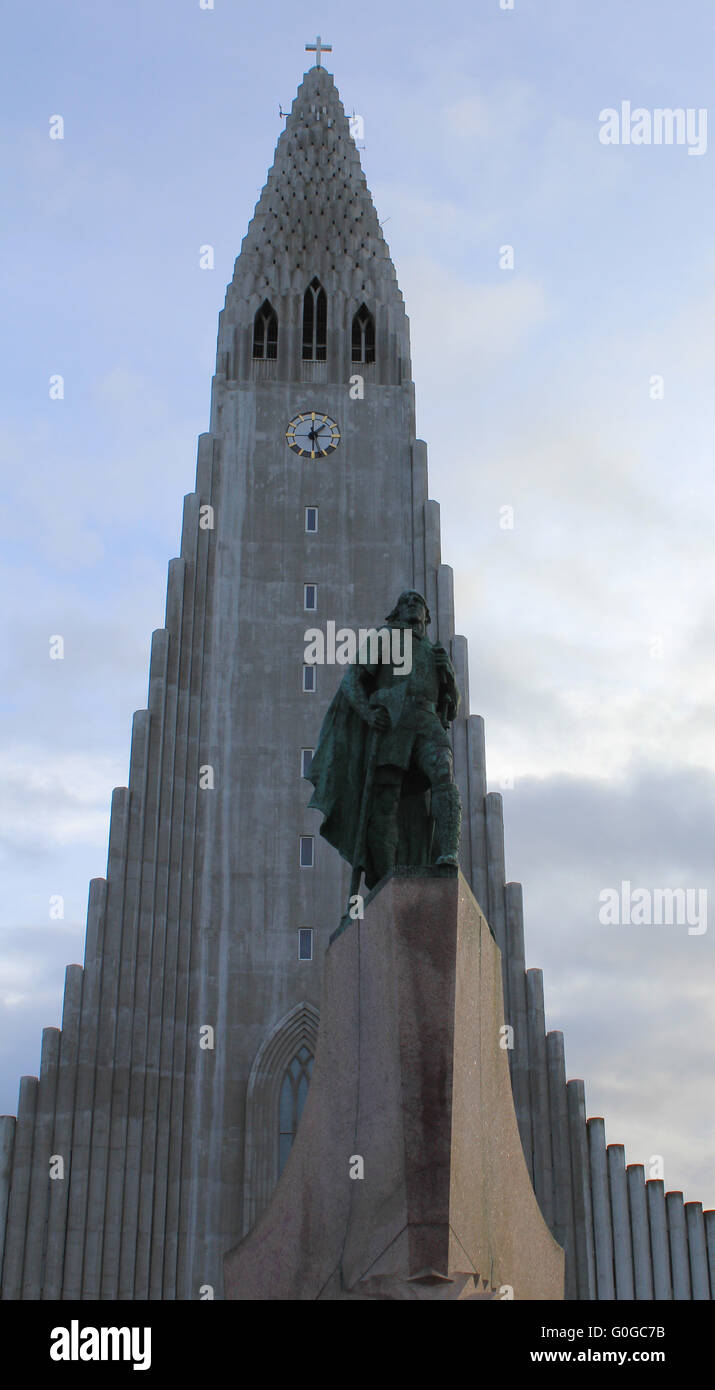 Vue sur l'Église Hallgrímskirkja et la statue de Leifur Eiriksson Reykjavik, Iceland Banque D'Images