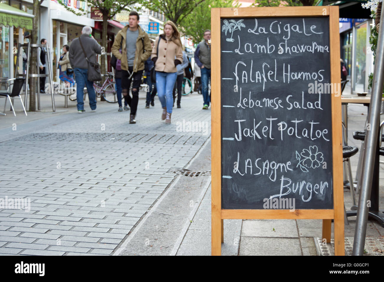 Menu tableau noir à l'extérieur d'un café à Kingston upon Thames, Surrey, Angleterre, avec le mot mal orthographié de pommes de terre Banque D'Images