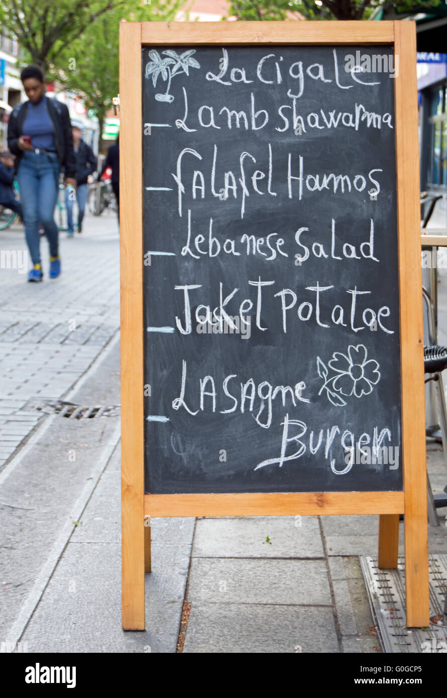 Menu tableau noir à l'extérieur d'un café à Kingston upon Thames, Surrey, Angleterre, avec le mot mal orthographié de pommes de terre Banque D'Images