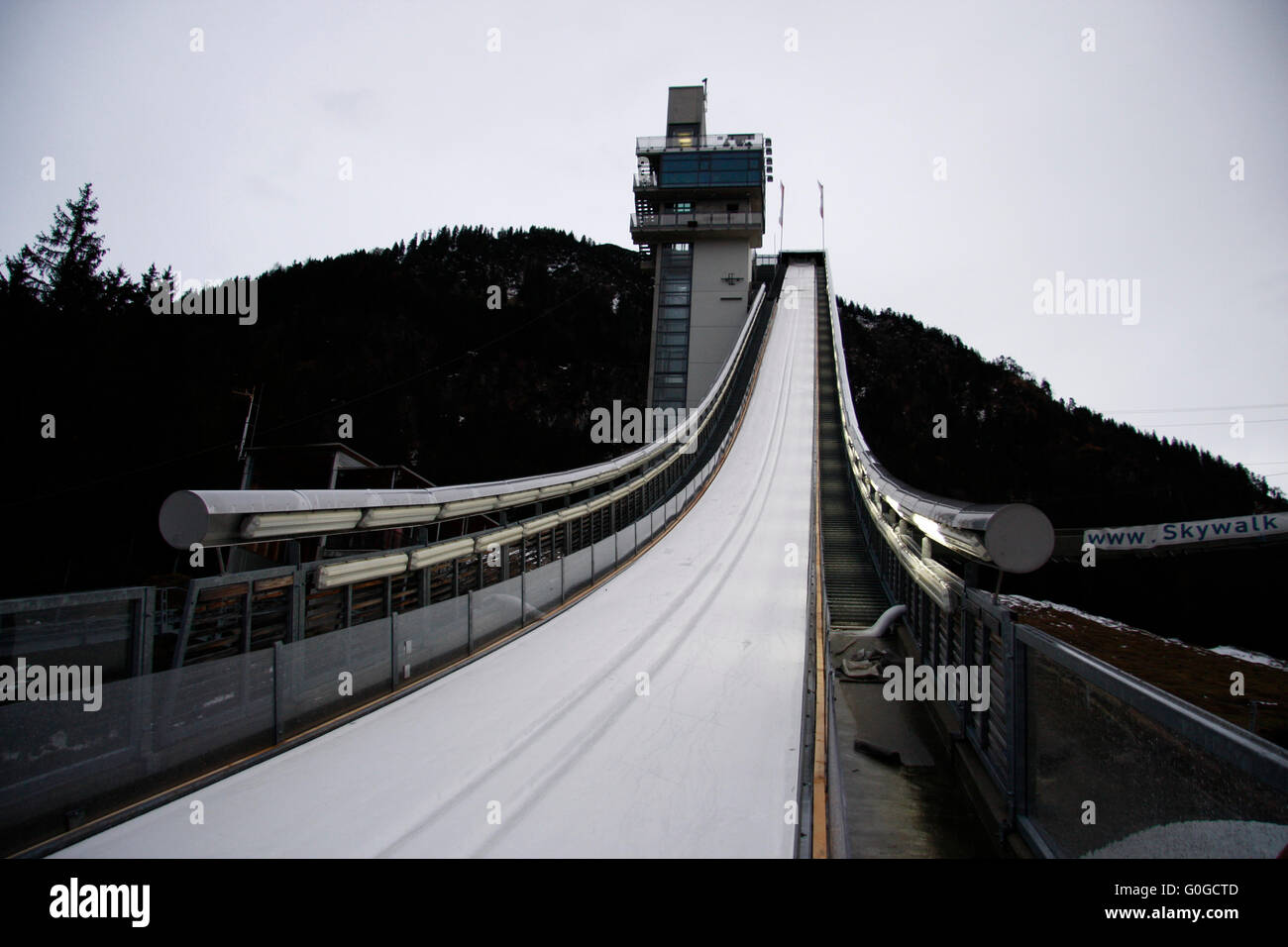 Mourir, mourir Skisprungschanze Erdinger Arena à Oberstdorf zur Zeit der Internationalen Vierschanzentournee. Banque D'Images