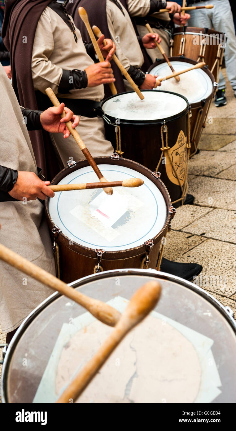 Roma, Italie - 25 Avril 2016 : groupe de musique à l'époque médiévale costume parade dans les rues d'Altamura. Cinquième édition de "Fe Banque D'Images