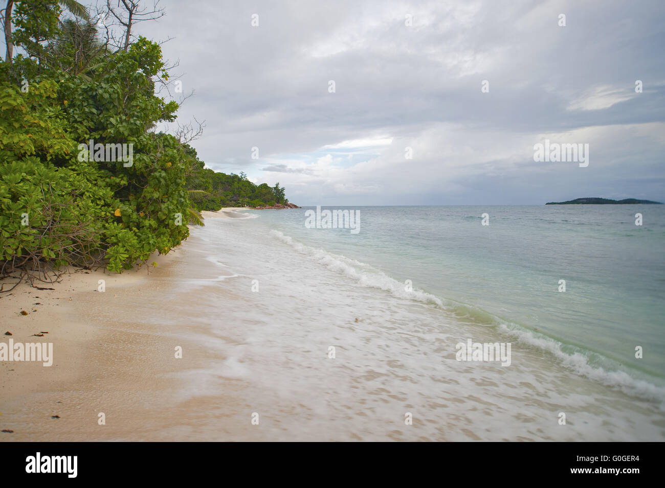 Plage sur les Seychelles par temps nuageux. Banque D'Images