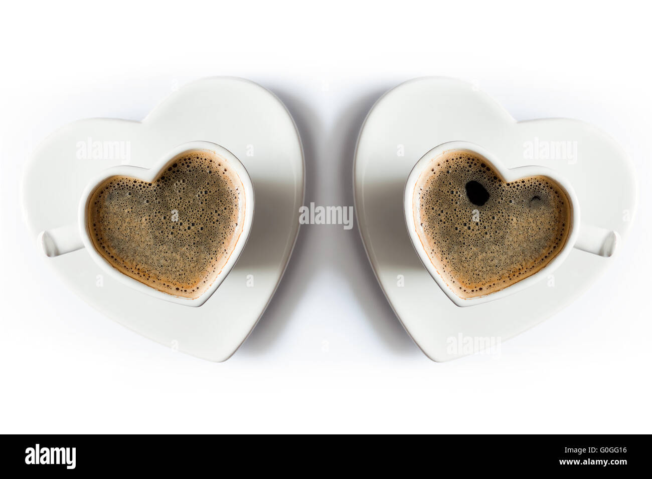 En forme de coeur deux tasses de café noir sur le tableau blanc. L'amour Banque D'Images