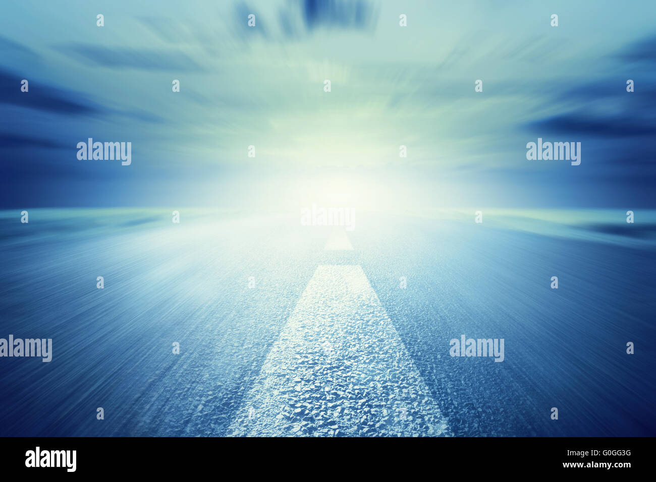 Vide longue route asphaltée vers la lumière. Motion Banque D'Images