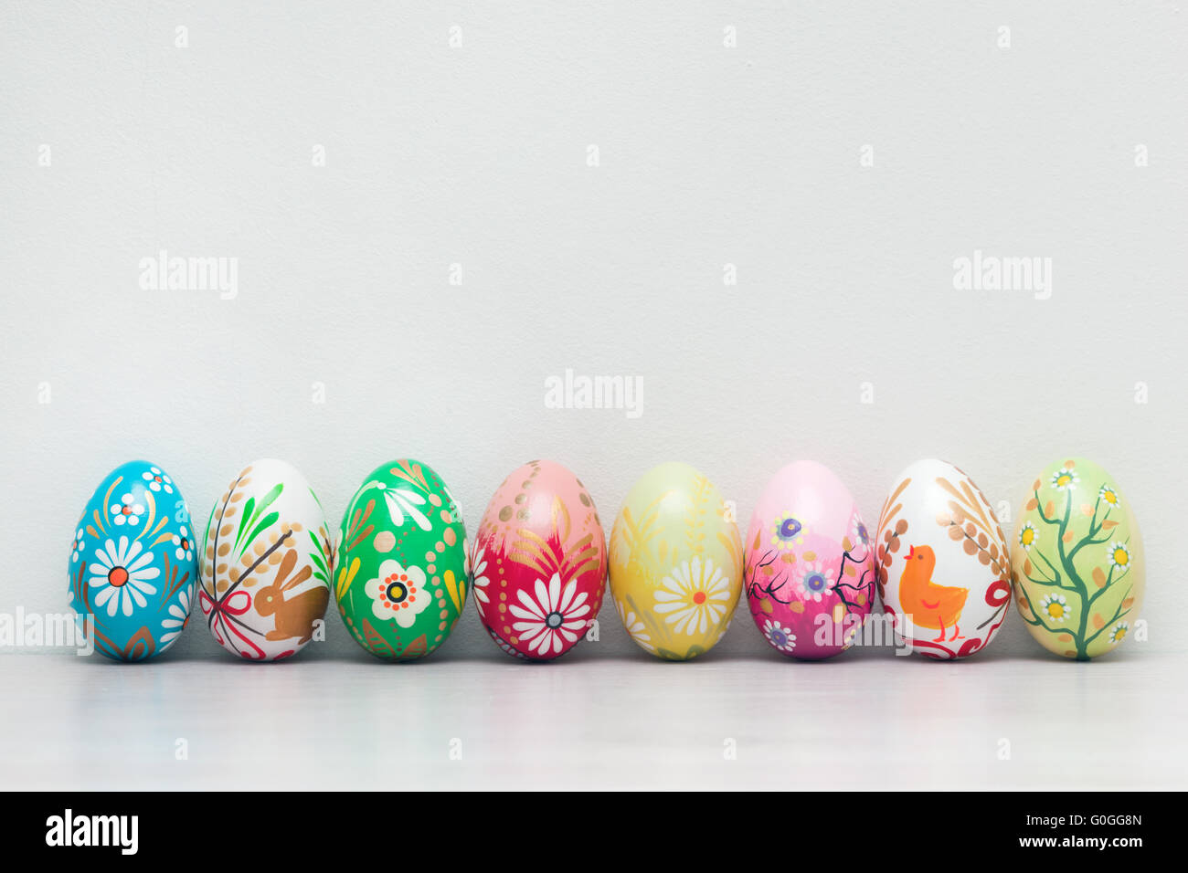 Les oeufs de Pâques la main collection sur mur blanc. Floral Banque D'Images