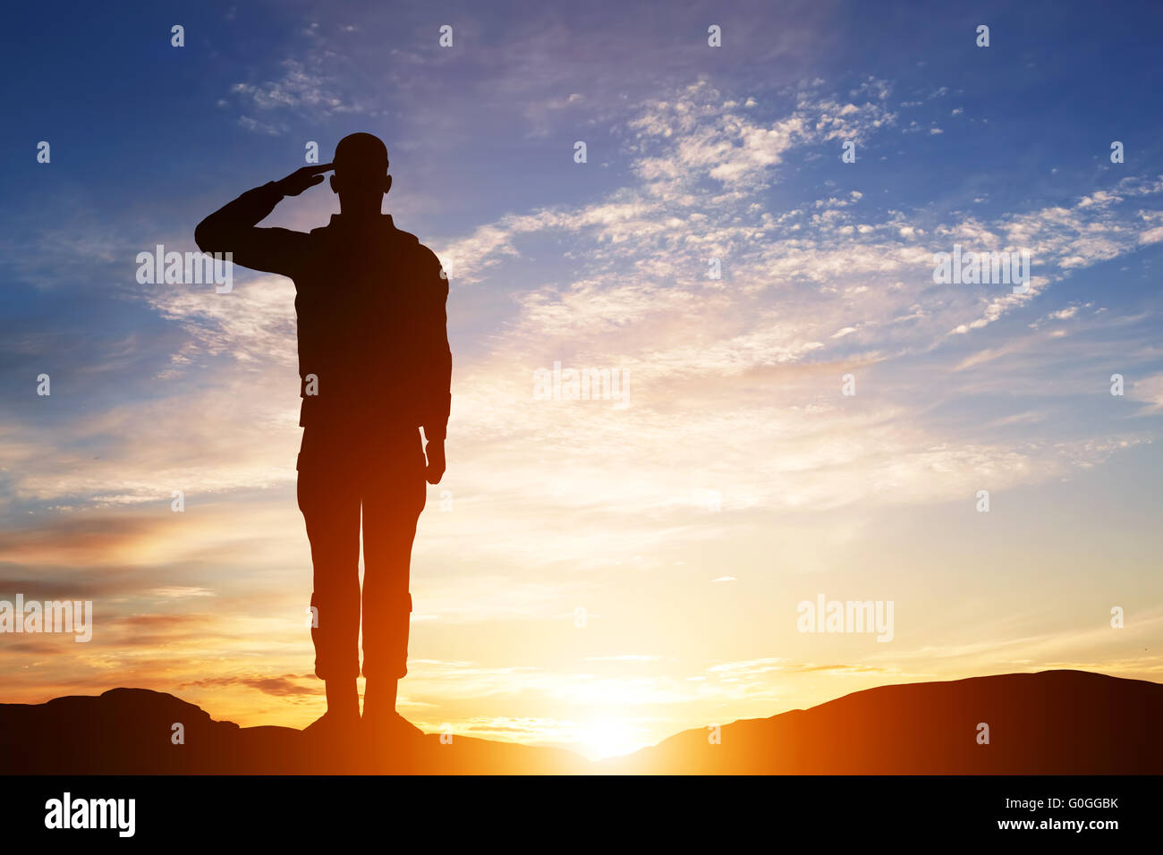 Salut militaire. Silhouette sur Ciel de coucher du soleil. Armée, armée. Banque D'Images
