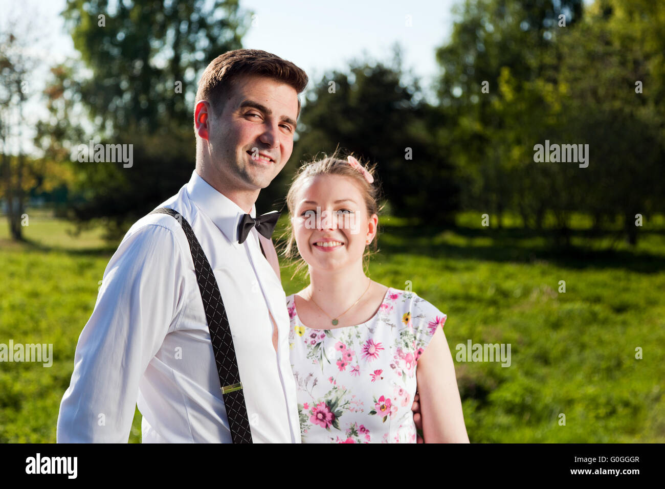 Jeune couple amoureux portrait dans parc d'été Banque D'Images