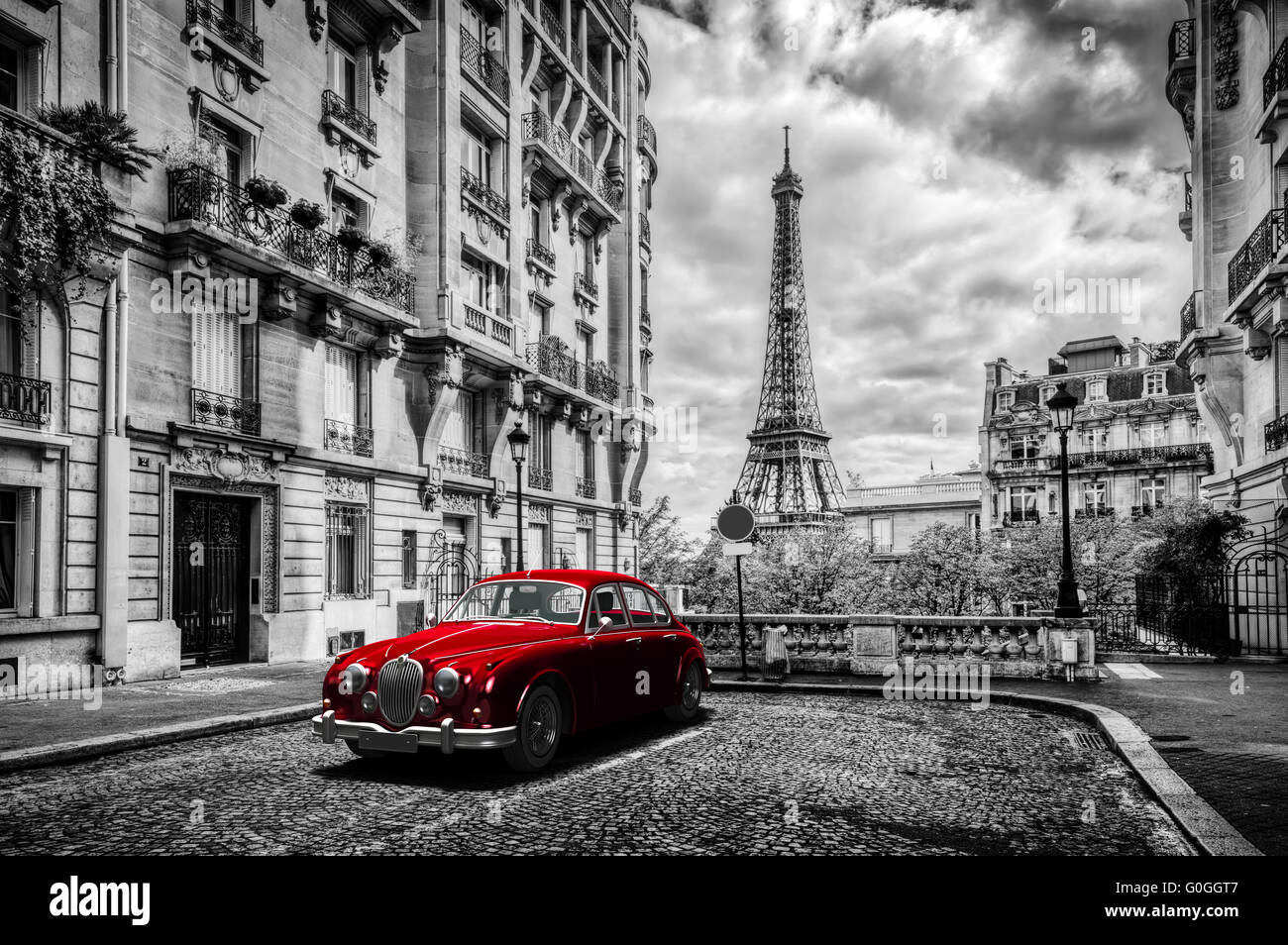Paris artistique, France. La Tour Eiffel vue depuis la rue avec rétro rouge voiture limousine. Banque D'Images