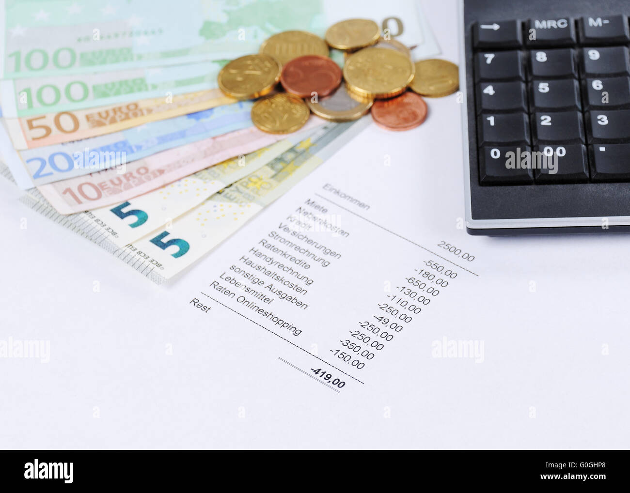 Le projet de loi et des pièces en euro avec calculatrice graphique et Banque D'Images