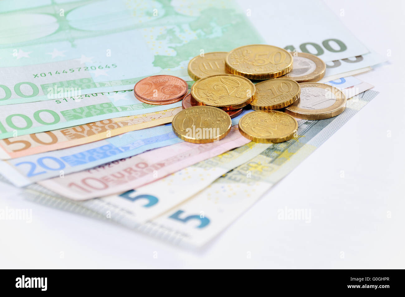 Le projet de loi et des pièces en euro avec fond blanc Banque D'Images