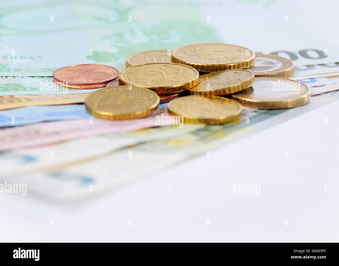 Le projet de loi et des pièces en euro avec fond blanc Banque D'Images