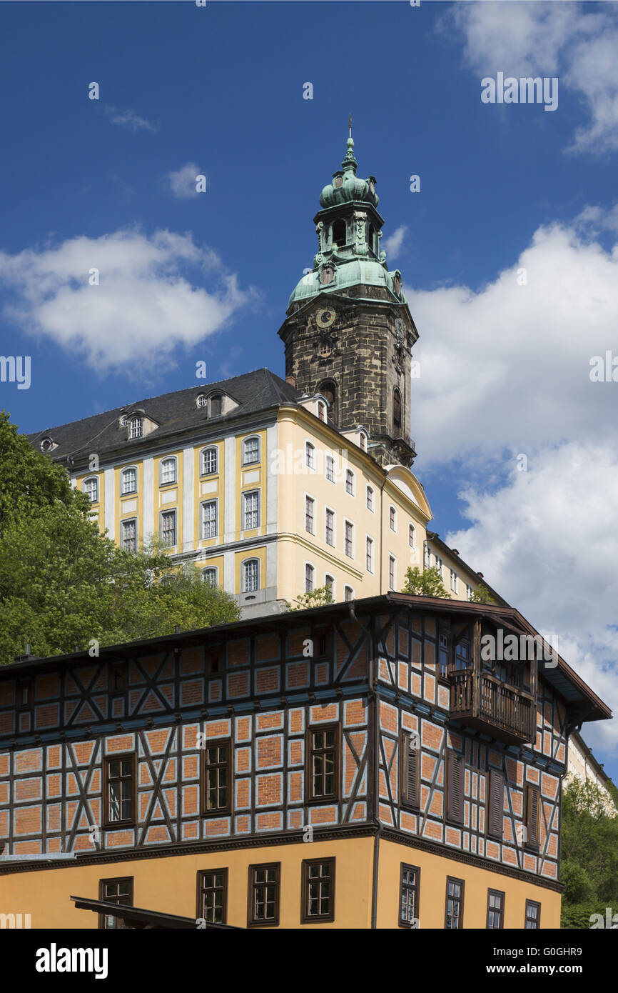 À Heidecksburg Rudolstadt avec maison à colombages au premier plan, Thuringe, Allemagne, Banque D'Images