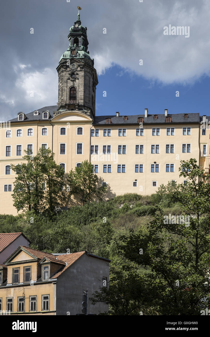 Vue partielle Heidecksburg Rudolstadt avec maison d'habitation en premier plan, Thuringe, Allemagne, Europe Banque D'Images