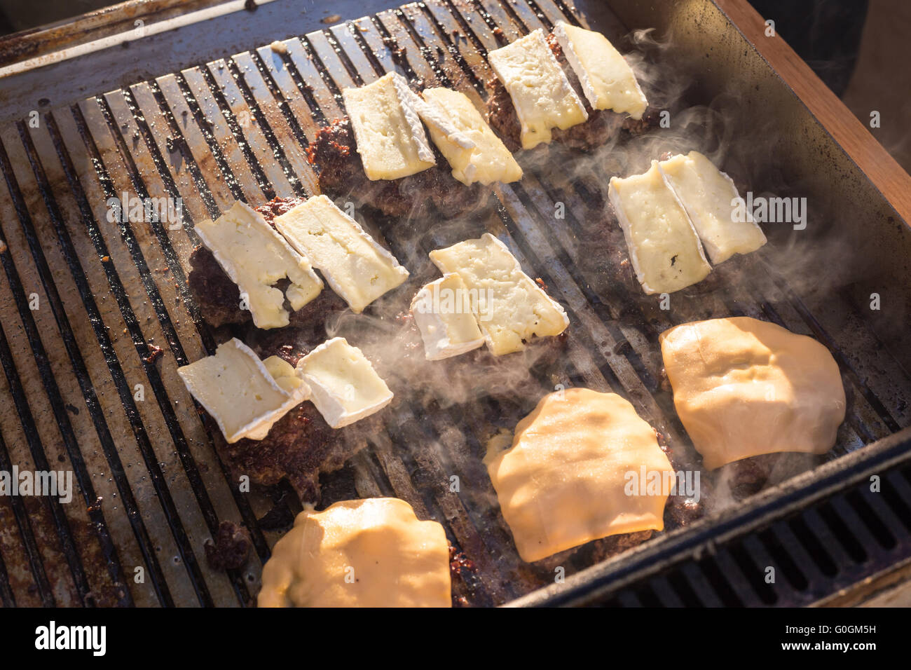 Étant des burgers de bœuf grillées sur barbecue. Banque D'Images