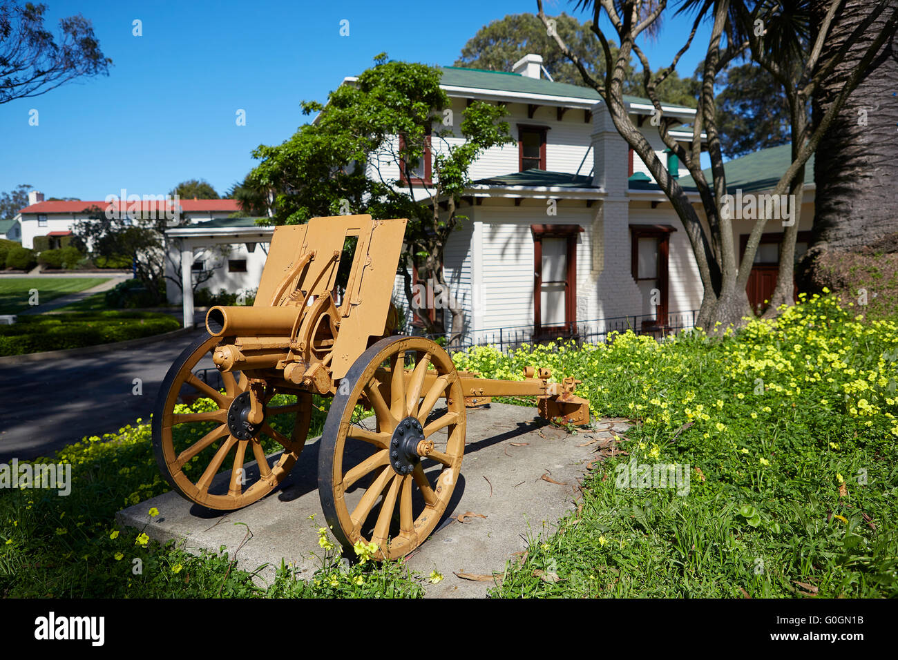Old Cannon à l'extérieur de la maison du général commandant à Fort Mason, San Francisco. Banque D'Images Old Cannon à l'extérieur de la maison du général commandant à Fort Mason, San Francisco. Banque D'Images