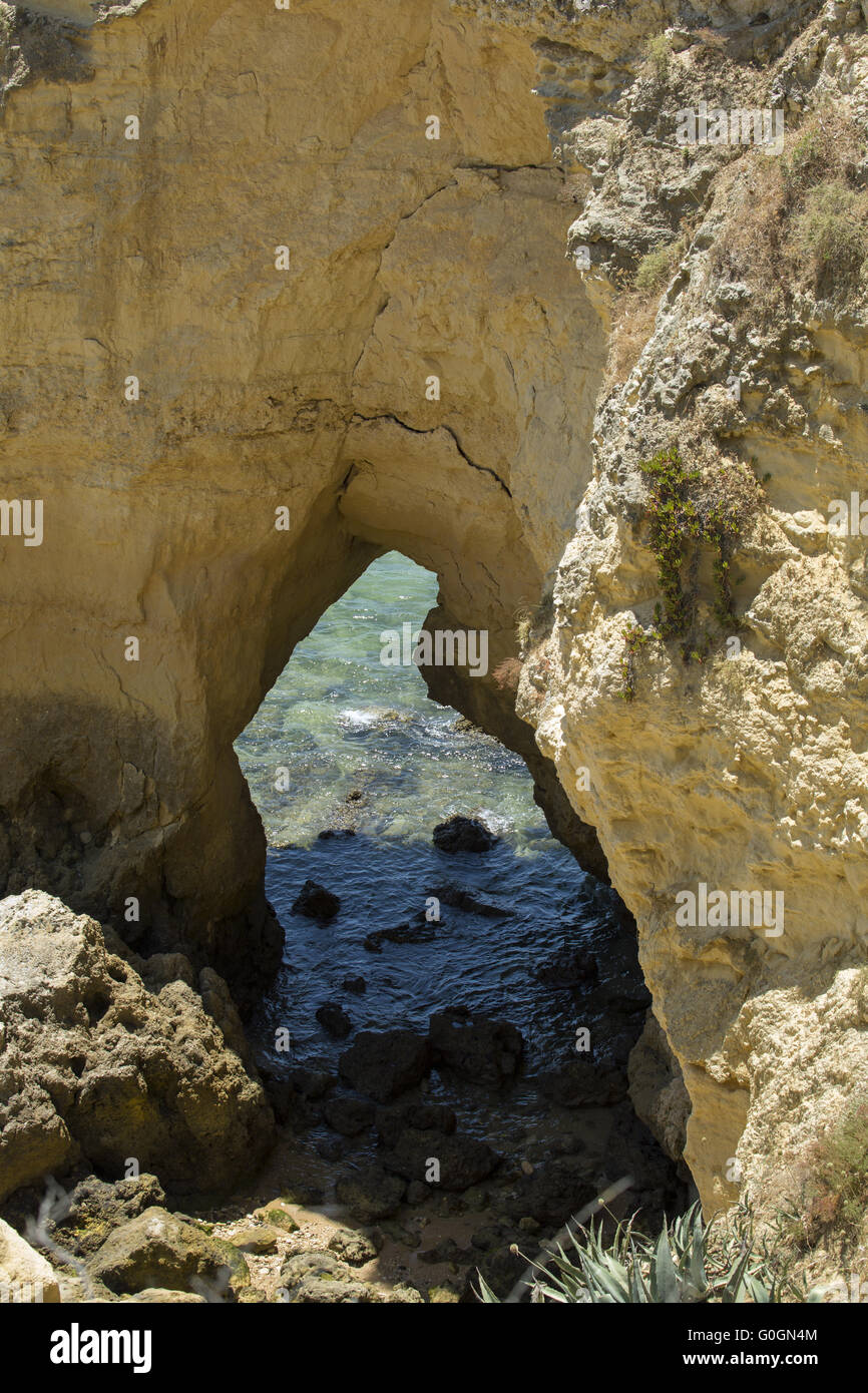 Rock formations sur l'Algarve à marée basse, le Portugal, l'Europe Banque D'Images