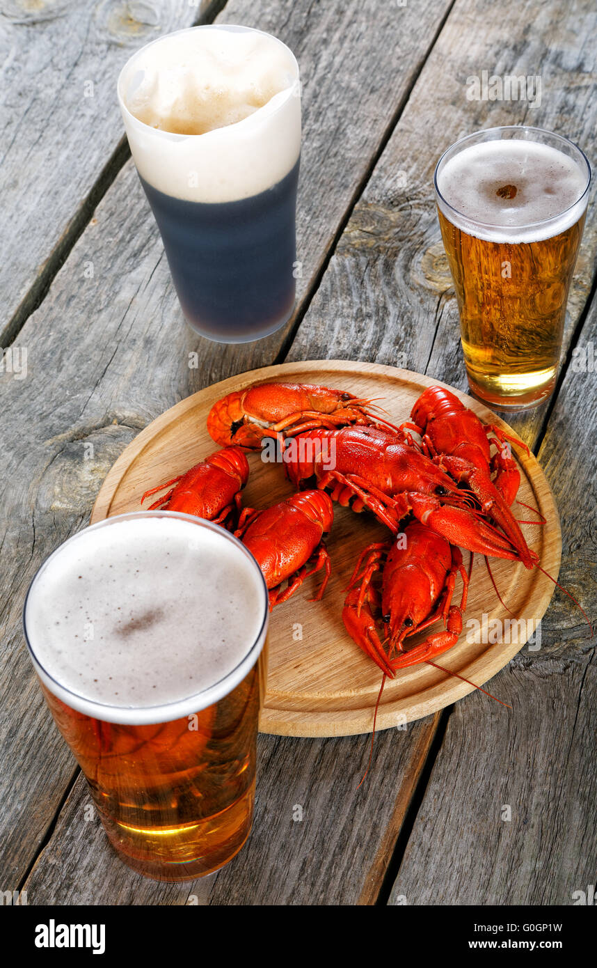 Les écrevisses bouillies savoureuses et bière sur table ancienne Banque D'Images