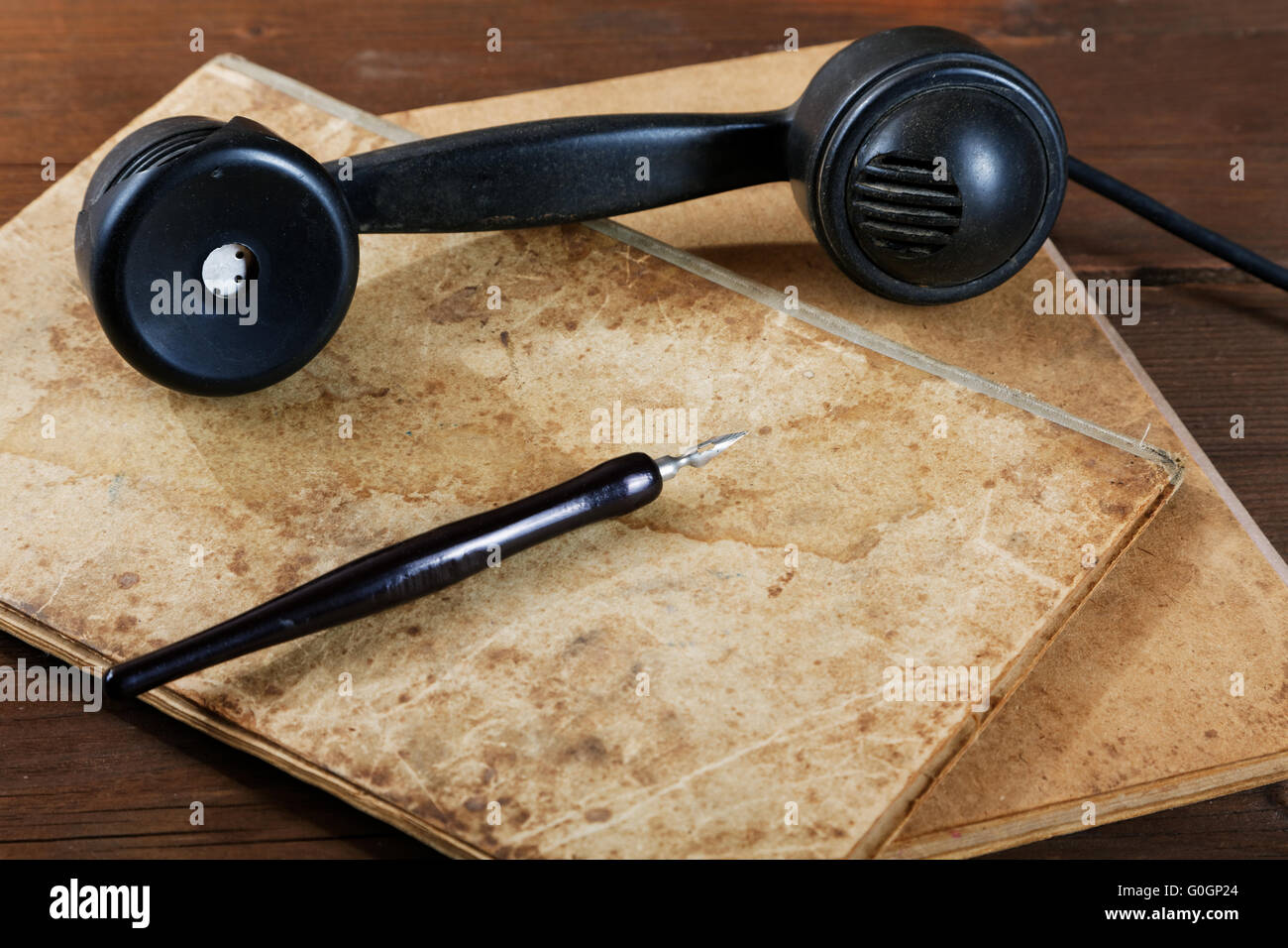 La nature morte avec de vieux livres de l'écriture d'un nib et téléphone Banque D'Images La nature morte avec de vieux livres de l'écriture d'un nib et téléphone Banque D'Images