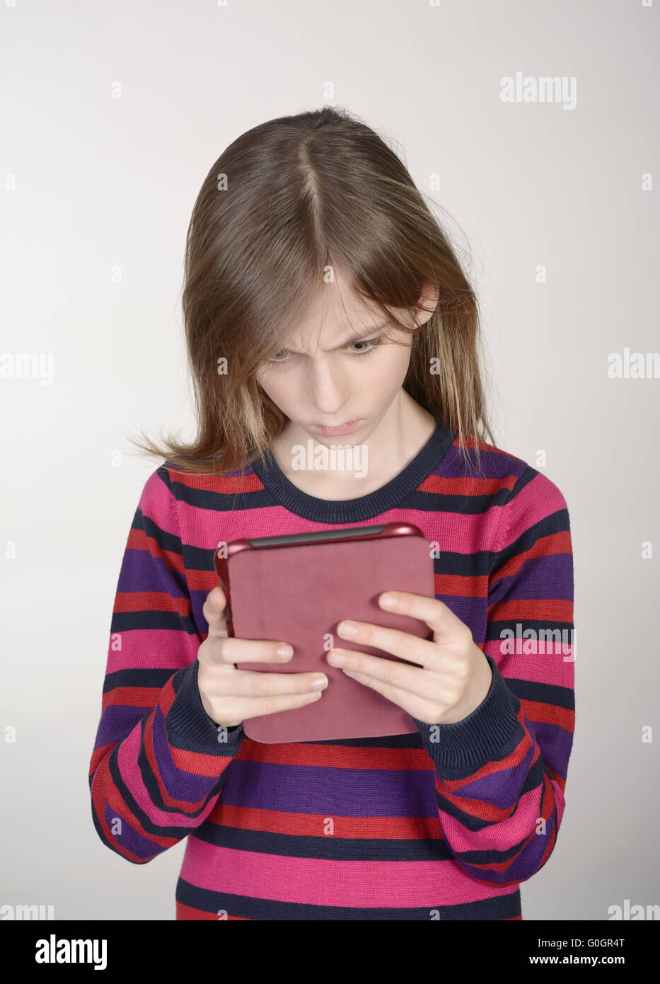 Peur petite fille with digital tablet Banque D'Images