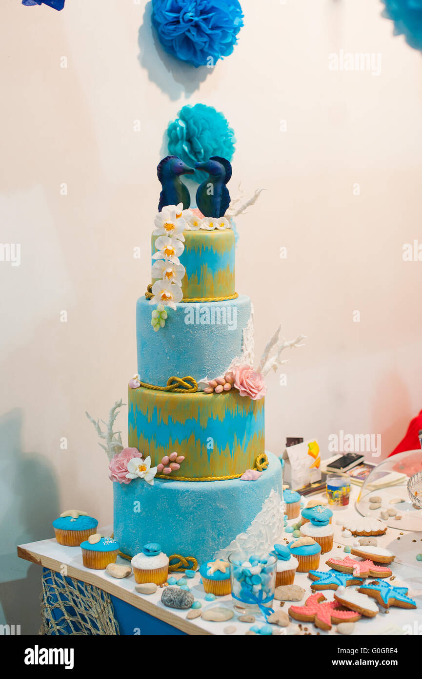 Gâteau de mariage décoré Turquoise motif de sucre sur la table Banque D'Images