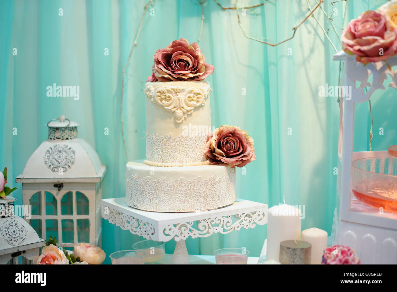 Gâteau de mariage décoré blanc motif de sucre sur la table Banque D'Images