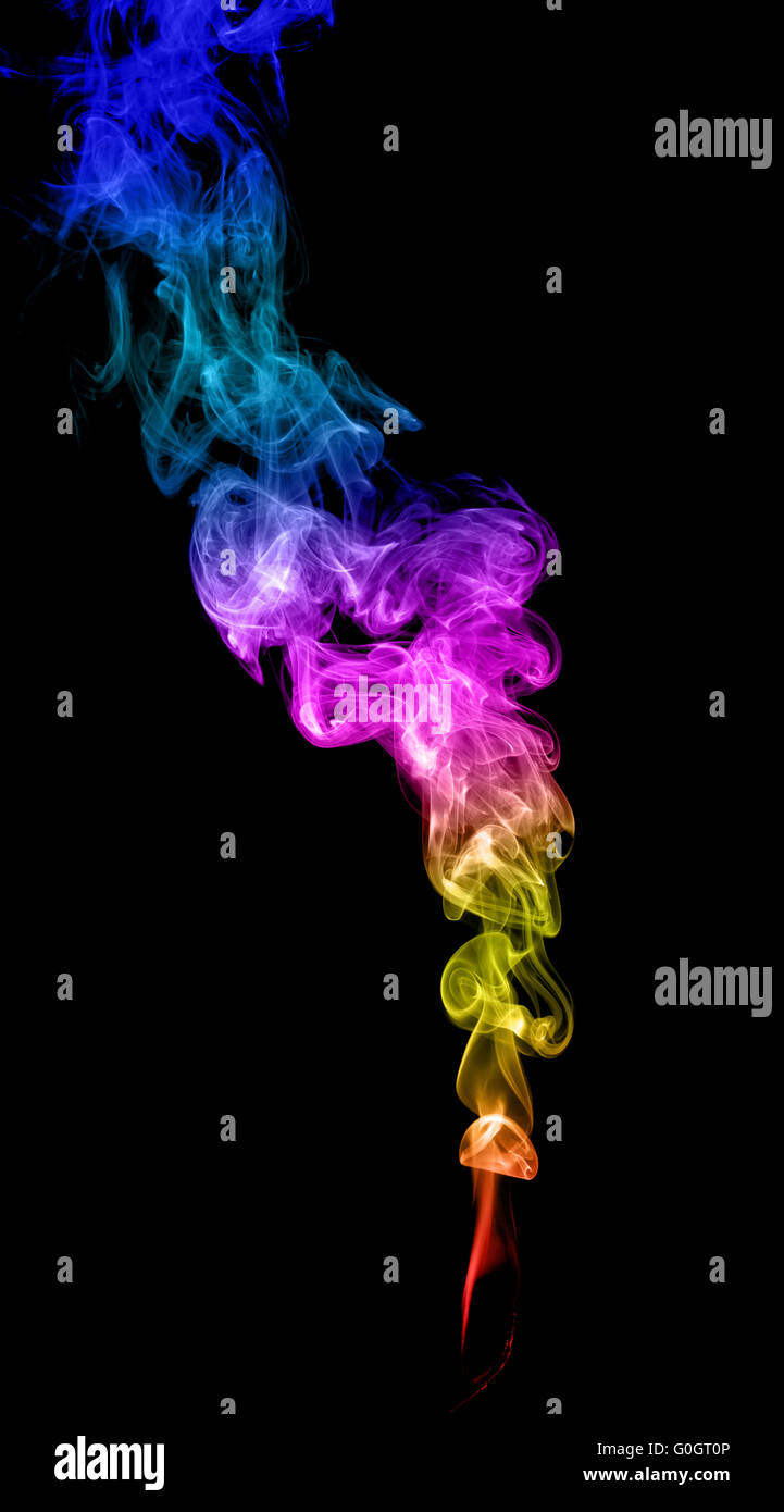 Résumé La fumée multicolore sur fond sombre Banque D'Images