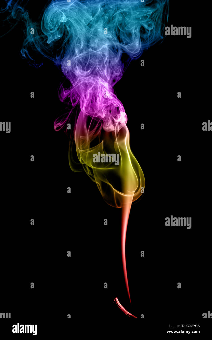Résumé La fumée multicolore sur fond sombre Banque D'Images