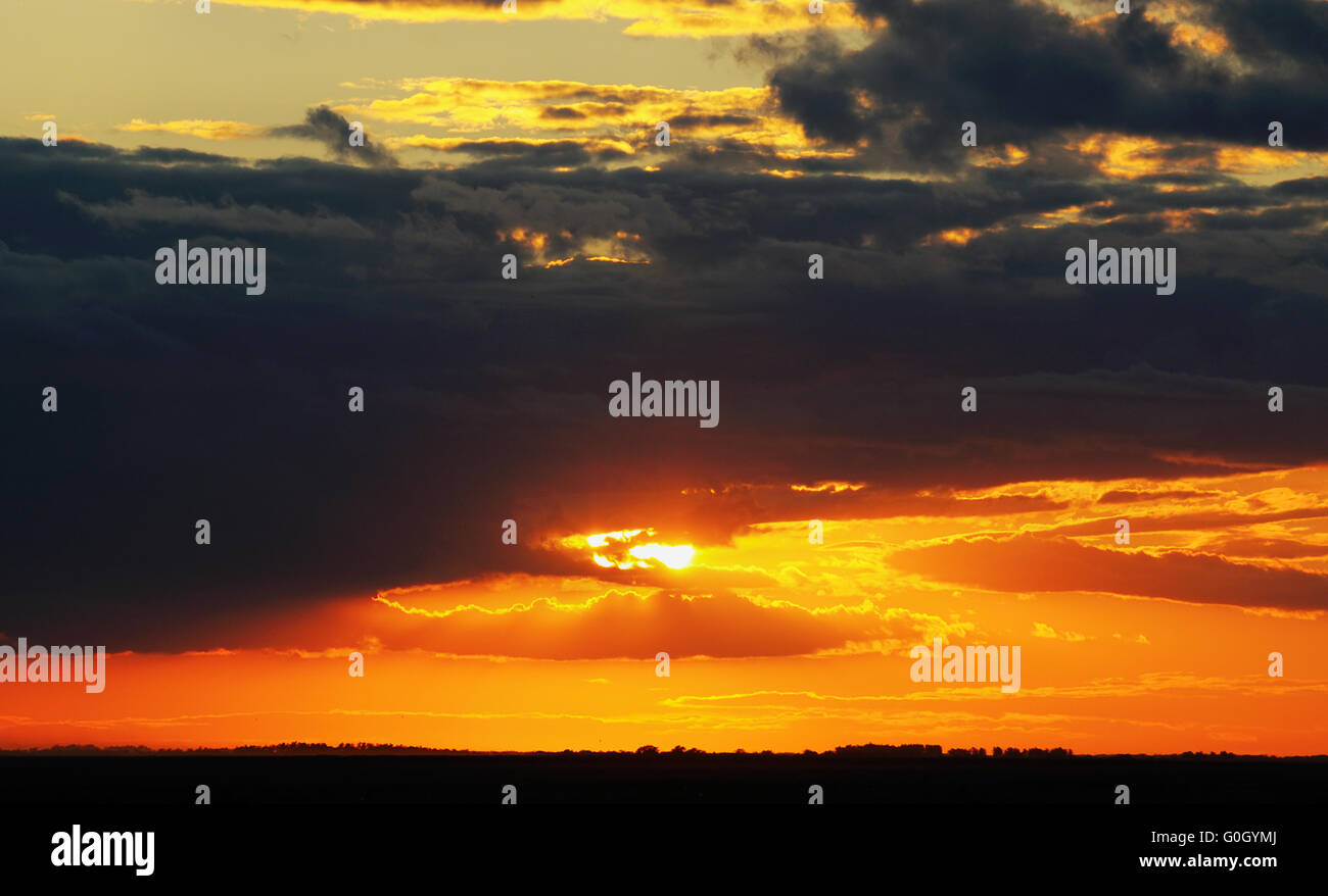 Nuageux d'été pour coucher de soleil rouge fond cliquant sur Banque D'Images