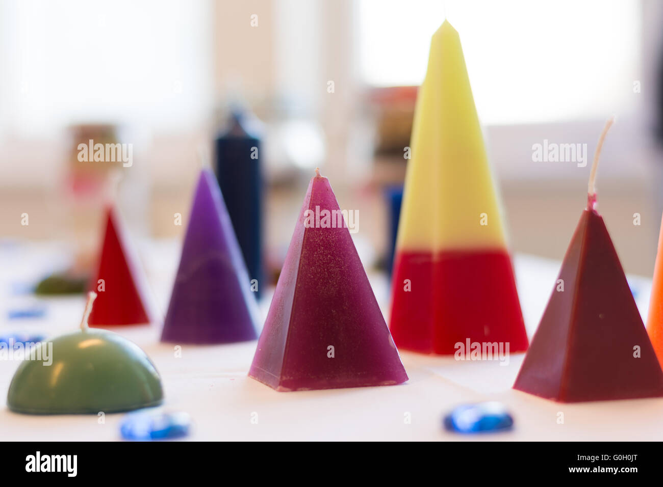 Bougies coulé en différentes couleurs et formes lui-même Banque D'Images