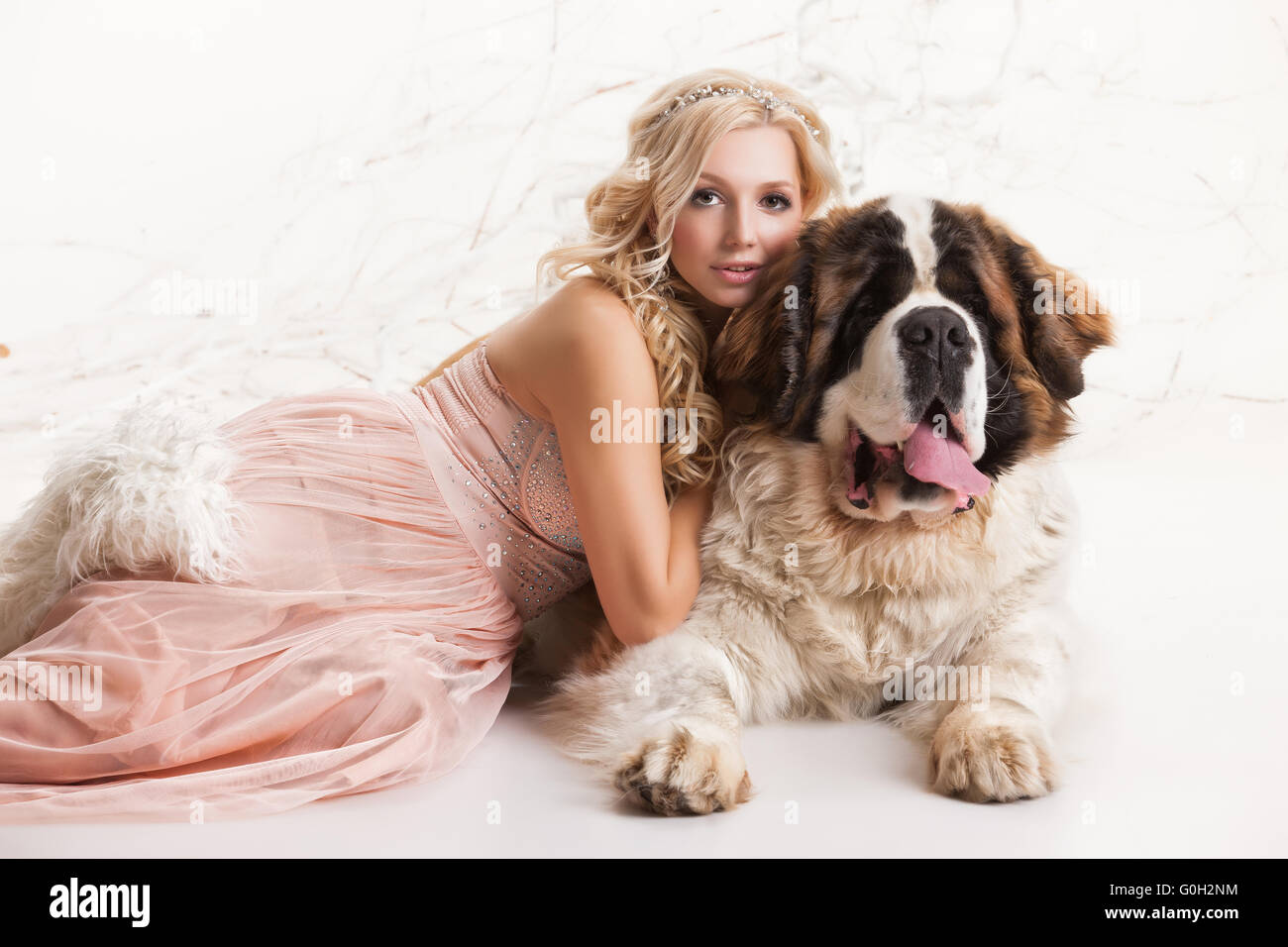 Jeune femme et Grand Chien Banque D'Images