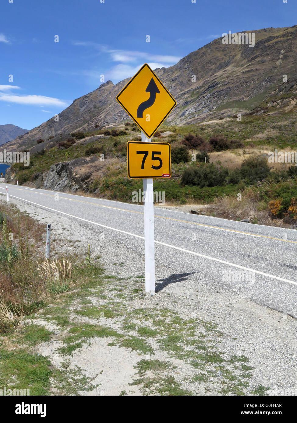 Plier en signe de route en Nouvelle Zélande. Vitesse maximale 75 km/h Banque D'Images