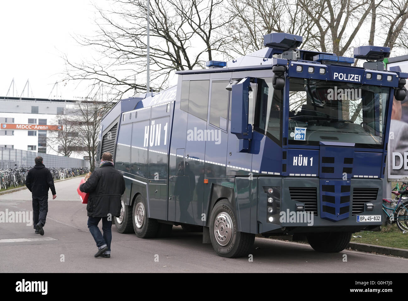 Présence accrue de la police avec canon à eau Banque D'Images