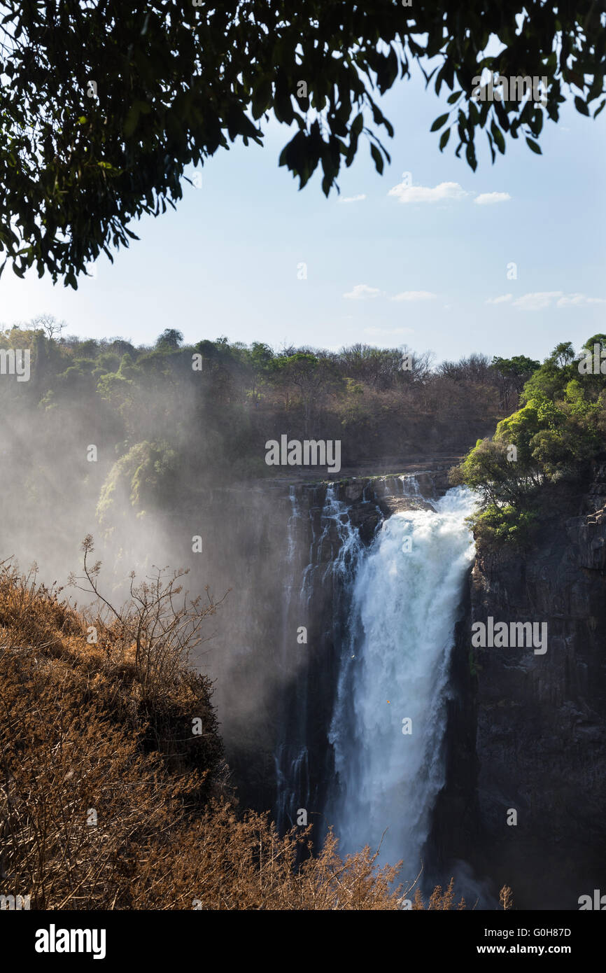 Victoria Falls Rainbow en octobre avec passage à niveau. Cascade en petite vitesse. Banque D'Images