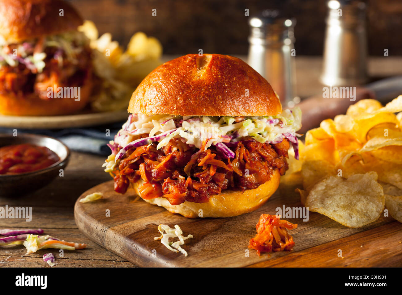 Vegan fait maison BARBECUE Jackfruit tiré sandwich avec de la salade de chou et frites Banque D'Images