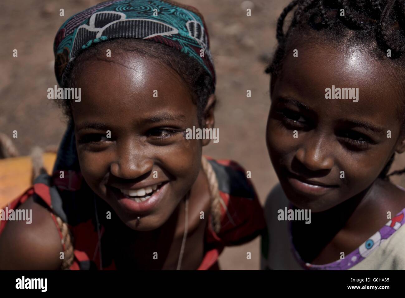 Filles éthiopiennes conteneurs pour le transport de l'eau Banque D'Images