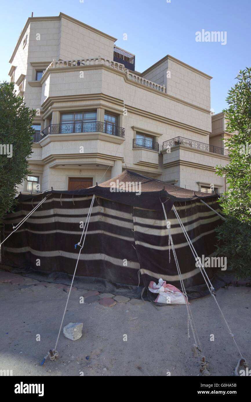 Tente bédouine en dehors d'une grande maison dans la banlieue de Koweït. Banque D'Images