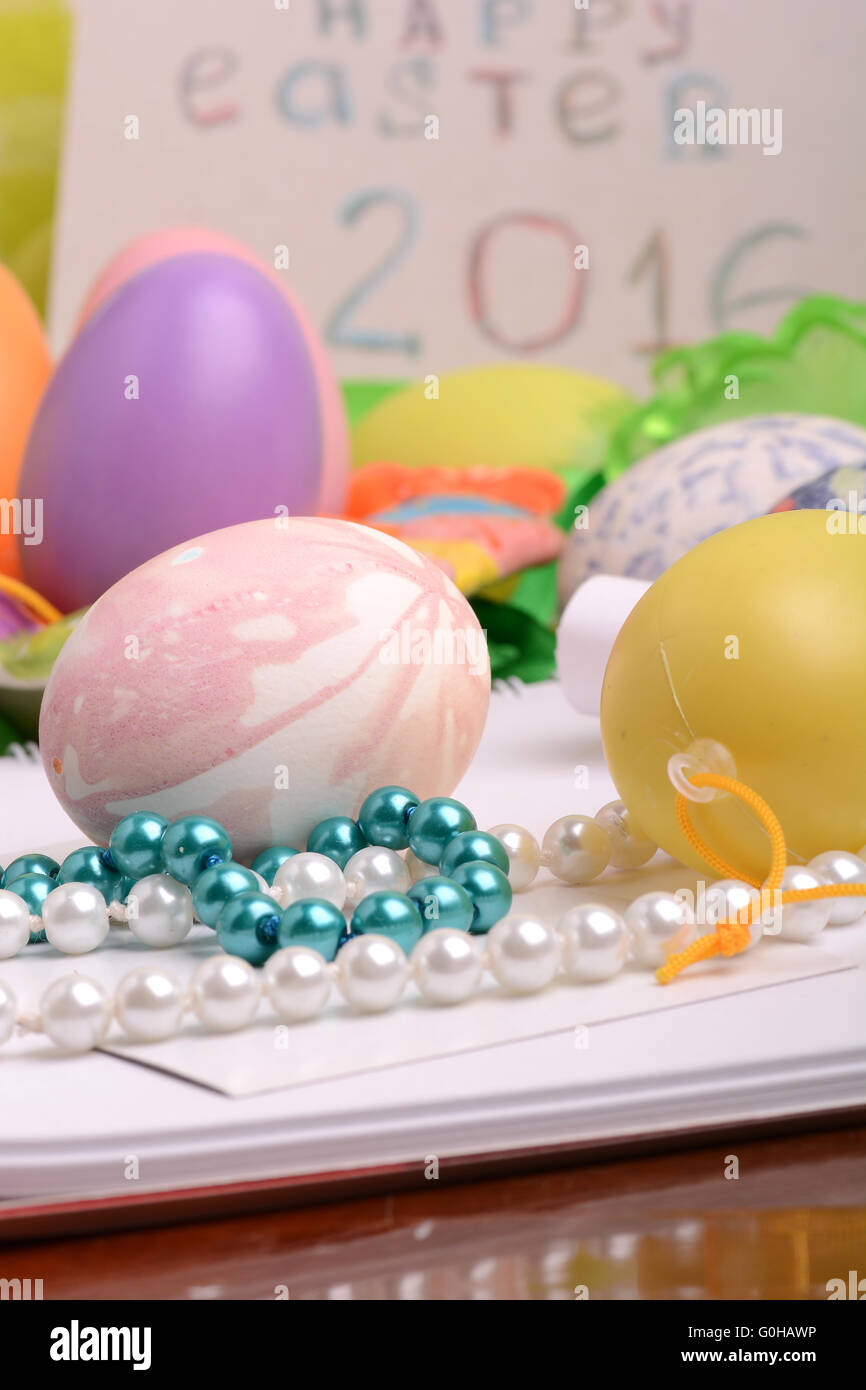 Carte d'invitation avec des oeufs de pâques Banque D'Images